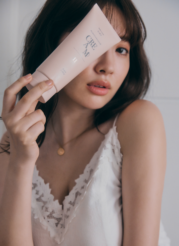 小嶋陽菜がHer lip toのSENSUAL RICH BODY CREAMを顔の前に持っている写真